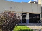 Venta Casa con Patio y Cochera en Barrio Cura