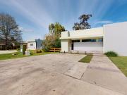 VENTA CASA CON PILETA A ESTRENAR LA CANDIDA