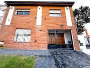 VENTA CASA CON PILETA Y GARAGE, APTA CREDITO