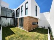 VENTA CASA CON TERRAZA Y JARDÍN EN LOMALTA TRES MARÍAS...