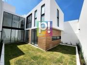 VENTA CASA CON TERRAZA Y JARDÍN EN LOMALTA TRES MARÍAS...
