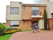 VENTA CASA COTA CONJUNTO CERRADO VIZCAYA 300M2