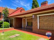 VENTA CASA CUATRO AMBIENTES GRAN LOTE CON PILETA