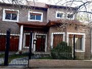 VENTA CASA CUATRO DORMITORIOS CON COCHERA CENTRO OESTE...
