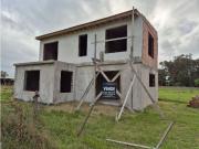 VENTA CASA DE 100 MTS A TERMINAR SOBRE LOTE DE 300 MTS...