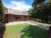 VENTA Casa de 2 dormitorios con jardín y casa a...