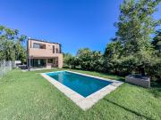 VENTA Casa de 2 dormitorios con jardín y piscina. Roldan