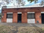 VENTA CASA DE 2 DORMITORIOS CON PATIO A REFACCIONAR EN...