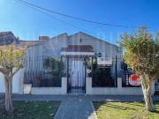 VENTA CASA DE 3 AMBIENTES CON COCHERA, PARQUE Y PILETA,...