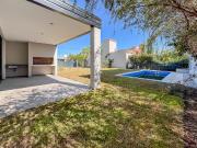 VENTA Casa de 3 dormitorios con pileta y jardín. Tierra...