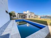VENTA Casa de 3 dormitorios con pileta y jardín. Tierra...