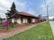 Venta casa de 4 ambientes con cochera y jardín en...