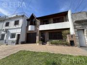 Venta casa de 4 ambientes con cochera y jardín en Villa...
