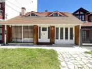 Venta casa de 4 ambientes con fondo con piscina en Villa...