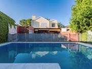 VENTA Casa de 4 dormitorios con pileta. Baigorria