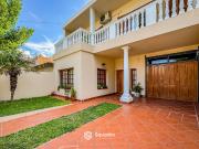 VENTA Casa de 4 dormitorios, jardín y piscina. La...