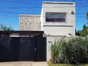 VENTA Casa de 4 dormitorios, quincho, jardín y piscina...