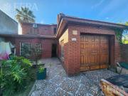Venta casa de 5 ambientes con cochera y fondo libre en...