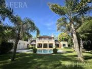 Venta casa de 5 ambientes con fondo libre con piscina en...