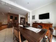 Venta casa de 5 ambientes con patio y cochera en Wilde