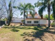 VENTA Casa de 5 Dormitorios con Jardín y Pileta Pueblo...