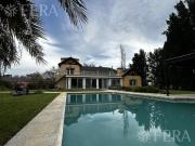 Venta Casa de 6 ambientes con cochera, galería y piscina...
