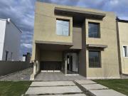 VENTA CASA DE CATEGORIA A ESTRENAR 4 DORMITORIOS EN...