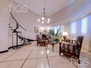 VENTA CASA DE CUATRO DORMITORIOS CON JARDIN Y COCHERA EN...