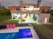 VENTA CASA DE DISEÑO EN LOS PASOS 2