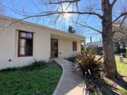 Venta Casa de dos dormitorios con cochera, jardín y...