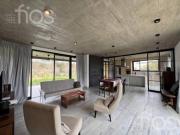 VENTA CASA DE DOS DORMITORIOS CON PARQUE Y COCHERA EN...