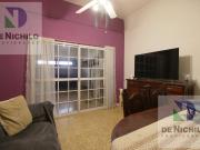 Venta casa de dos plantas con cochera en Robertson al...