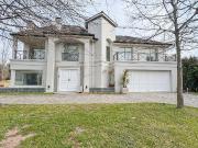 Venta Casa de Estilo Francés en Ayres del Pilar