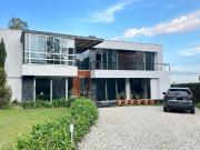 Venta Casa de Lujo en Conjunto Cerrado – Seguridad Total...