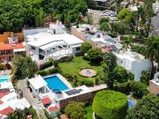 Casa en una sola planta con jardín, alberca y bungalow...