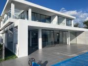 Venta casa de lujo minimalista junto a Club Arrayanes Puembo