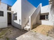 VENTA Casa de pasillo de dos dormitorios, no PH Barrio...