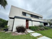 Venta casa de tres dormitorios con galería con...