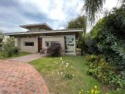 Venta casa de tres dormitorios con jardín y pileta en...
