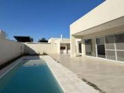 Venta Casa de tres dormitorios con pileta y cocheras, en...