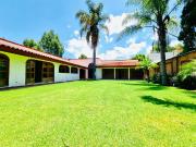 VENTA CASA DE UN SOLO PISO CON 2 AMPLIOS JARDINES...