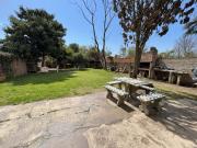 Casa lista para habitar con enorme patio verde y cochera...