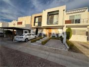 VENTA Casa doble altura Cumbres Del Lago