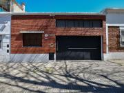 VENTA CASA DOS DORMITORIOS,PATIO,COCHERA CUBIERTA