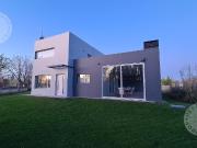 VENTA CASA EN BARRIO CERRADO LOS ROBLES II CIPOLLETTI