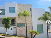 VENTA CASA EN CLÚSTER CON JARDÍN LOMAS DE ANGELÓPOLIS...