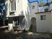 VENTA. CASA EN CONDOMINIO ARBOLADO, JARDINES, ALBERCA