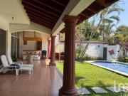 Casa en Venta en Condominio con Alberca propia en...