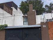 VENTA CASA EN LAS AGUILAS MUY CERCA DE LA IGLESIA