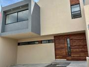 VENTA CASA EN MILENIO III. MODERNA, AMPLIA Y FUNCIONAL